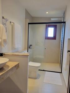巴伊亚福尔莫萨Arandu Sagi Inn的带淋浴、卫生间和盥洗盆的浴室
