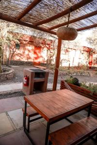 圣佩德罗·德·阿塔卡马Tambo Atacama Lodge的门廊配有吊床、长凳和桌子