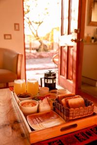 圣佩德罗·德·阿塔卡马Tambo Atacama Lodge的桌上的面包和其他食物托盘