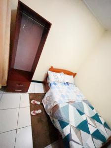 MuhaziMuhazi View Resort的一间卧室配有一张床和一扇带拖鞋的门