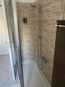 阿尔盖罗Dolce Sogno的浴室里设有玻璃门淋浴