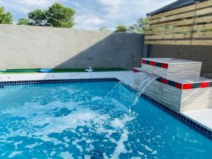 马翁Rocksie Apartments的游泳池,可向空气中喷水