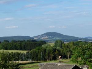 ÜxheimApartment in Leudersdorf Eifel with terrace的享有农场的山景