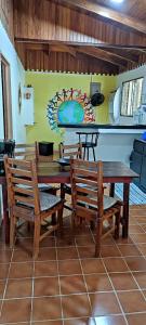 萨玛拉Alta Vibra Appartement的一间带木桌和长凳的用餐室