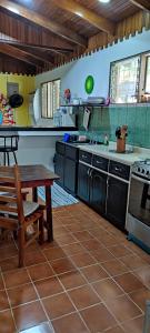 萨玛拉Alta Vibra Appartement的厨房配有木桌和木桌四柱四柱床