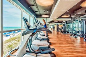 巴拿马城海滩Splash Resort 1901W Suite A Studio的一间健身房,里面设有一排跑步机和海滩