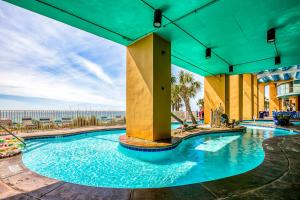 巴拿马城海滩Splash Resort 1901W Suite A Studio的一座位于海滨度假胜地的游泳池