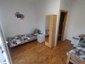 Brzi BrodV&U Sobe的客房设有两张双层床,铺有木地板。