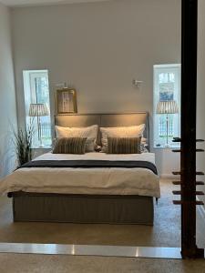 维岑多夫Sievershof Heidestrand的一间卧室设有一张大床和两个窗户