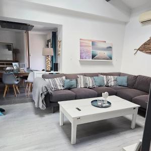SauvianLe havre de paix - Maison familiale avec piscine et climatisation的客厅配有沙发和桌子