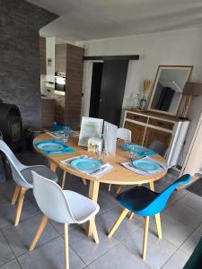 SauvianLe havre de paix - Maison familiale avec piscine et climatisation的一张木桌和椅子