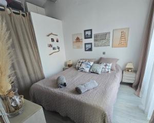 SauvianLe havre de paix - Maison familiale avec piscine et climatisation的一间卧室配有带毛巾的床