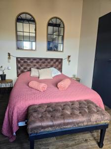 SauvianLe havre de paix - Maison familiale avec piscine et climatisation的一间卧室配有一张大床、粉红色床单和两个枕头。