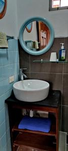 萨玛拉Alta Vibra Appartement的一间带水槽和镜子的浴室
