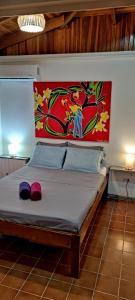 萨玛拉Alta Vibra Appartement的一间卧室配有一张壁画床