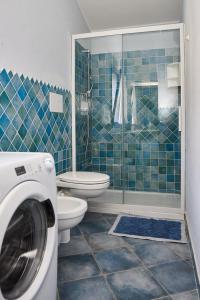 卡拉古诺内Casa Azzurra的一间带卫生间和洗衣机的浴室