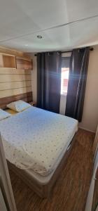 Le BoscMobil-home de vacances的一间卧室,船上配有一张大床