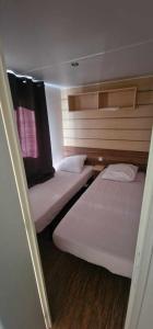 Le BoscMobil-home de vacances的一间设有两张床的客房,