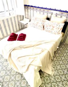 奥良Zenit charm Olhao relax cubist House的一间卧室配有一张带红色枕头的床
