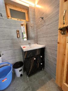 列城Chubar Home的一间带水槽和镜子的浴室