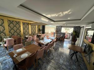 锡德Anka Butik Hotel - Adults Only的用餐室配有木桌和椅子