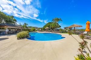 卡哈纳Kapalua Golf Villas 15T5的度假村游泳池的图片