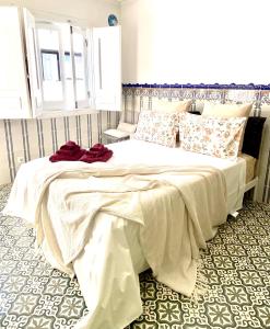 奥良Zenit charm Olhao relax cubist House的卧室配有带红色枕头的大型白色床