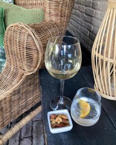 Nieuwe-NiedorpSlapen op 77的一杯葡萄酒和一盘桌上的食物