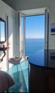 阿马尔菲Casa Gargano Ravello Amalfi Coast的海景卧室