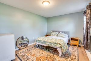Valley CottageApartment Rental 2 Mi to Rockland Lake State Park的一间卧室配有一张床和镜子