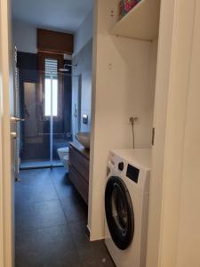 米兰Massi’s House的一间带洗衣机和烘干机的浴室