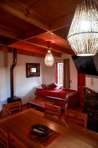 圣佩德罗·德·阿塔卡马Tambo Atacama Lodge的客厅配有床和桌子