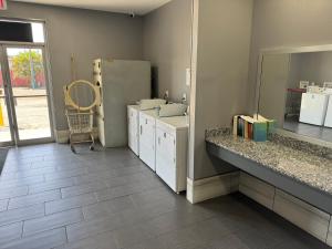 新奥尔良Nola Inn & Suites的浴室设有水槽和带镜子的台面
