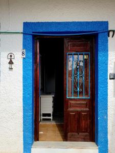 厄尔·波索·德·洛斯·弗莱尔Vivienda rural en Cabo de Gata的四周环绕着蓝色的木门