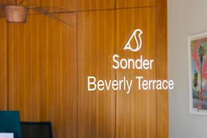 洛杉矶Beverly Terrace powered by Sonder的木门上的标志