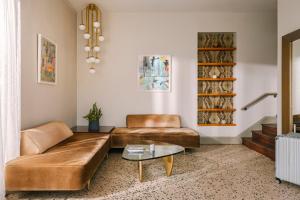 洛杉矶Beverly Terrace powered by Sonder的客厅配有沙发和桌子