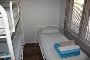 珊瑚湾珊瑚湾宁乐酒店 - 湾景的一间卧室设有两张双层床和一扇窗户。