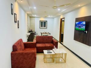 蒂鲁帕蒂Deccan Suites, Tirupati的带沙发和电视的客厅