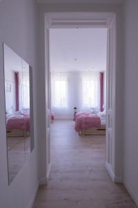 布达佩斯Wagner Villa 902的一间空房,配有两张床和镜子