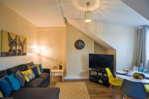 Hunslet1 bed Flat ''Charlie'' in Dewsbury Rd Leeds的带沙发和电视的客厅