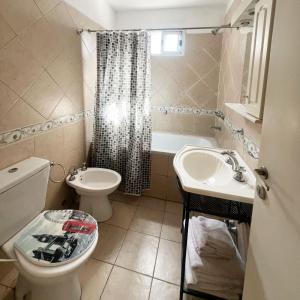 布宜诺斯艾利斯米莉诺公寓酒店的浴室配有卫生间、盥洗盆和浴缸。