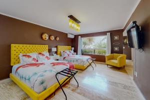 坎昆Villas Tropical 11的一间卧室配有两张床和一台平面电视