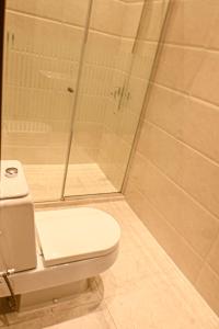 吉达بيوت ملاذ للشقق الفندقية的一间带卫生间和淋浴的浴室