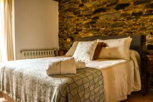 阿尔苏阿Fogar de Lecer的一间卧室配有带白色床单和枕头的床。