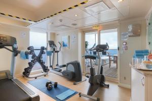 丹娜努Captain Cook Cruises Fiji的健身房,配有跑步机和健身器材