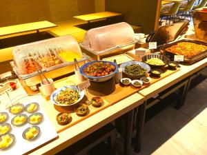 奈良Iroha Grand Hotel Kintetsu Nara Ekimae的自助餐,餐桌上有许多不同类型的食物