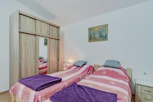 普特尼科维奇Apartments by the sea Luka Dubrava, Peljesac - 14187的两张睡床彼此相邻,位于一个房间里