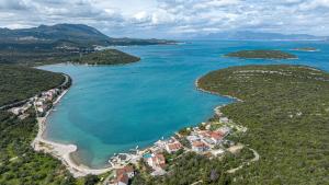 普特尼科维奇Apartments by the sea Luka Dubrava, Peljesac - 14187的享有海滩和海洋的空中景致