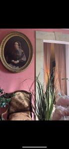 Art action room的一面粉红色墙上的镜子,上面有一张男人的照片