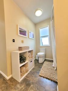 安吉利斯港Adventure's Home Base - Hot Tub & King Sized Bed的一间带卫生间和窗户的浴室